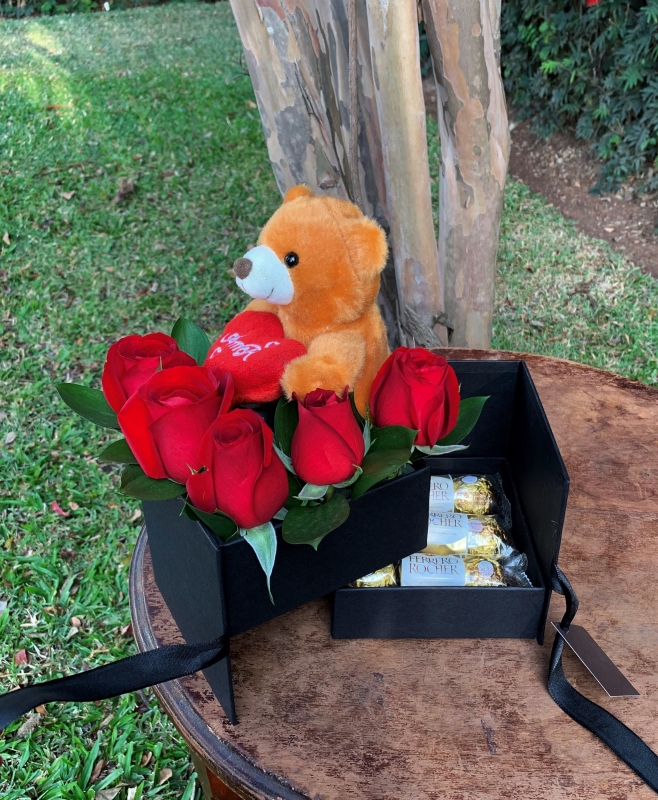 Caixa de rosas com ursinho