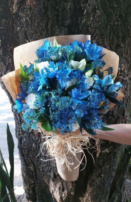 Buquê com flores azuis