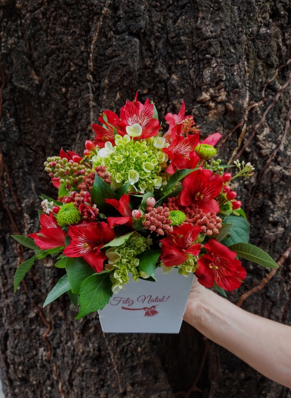 Arranjo de flores no cachepô