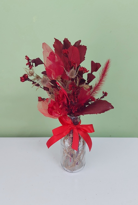 Flores secas no vidro.