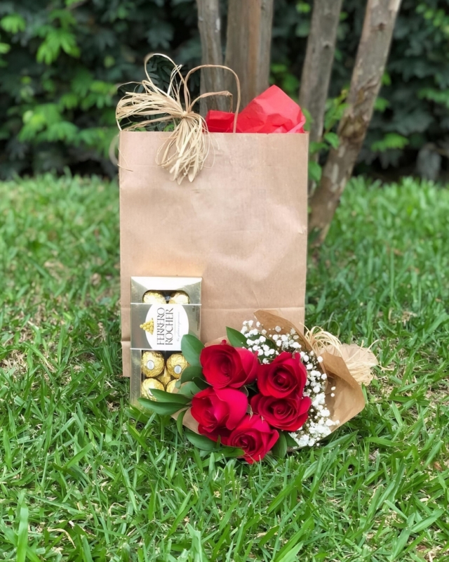 Kit Romântico com 5 Rosas Vermelhas